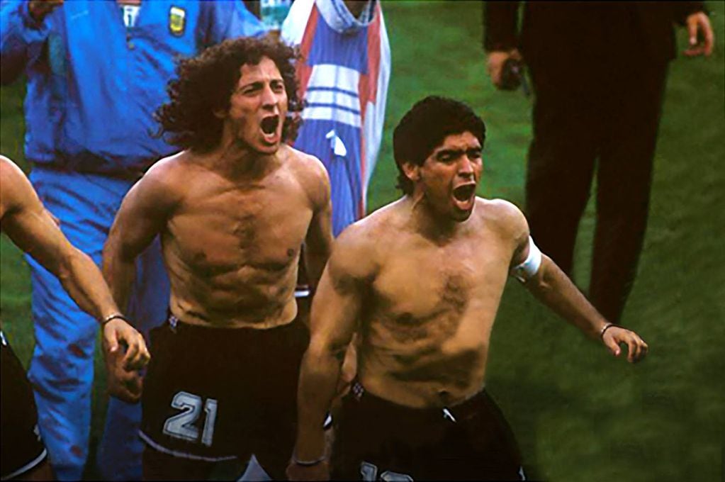 Troglio y Maradona tras la victoria argentina ante Italia en 1990. 