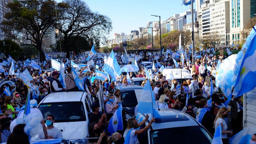 Miles de personas se reunieron en el punto de encuentro por excelencia de Buenos Aires para protestar contra las medidas adoptadas por Fernández