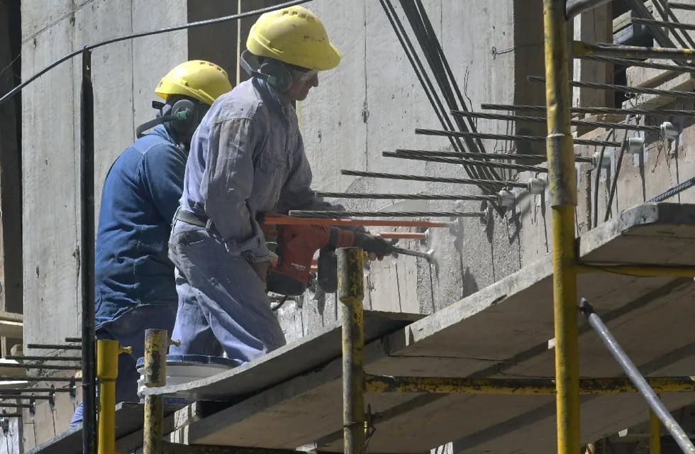 La retracción de rubros como la construcción hizo caer la actividad económica del país. Foto: Los Andes