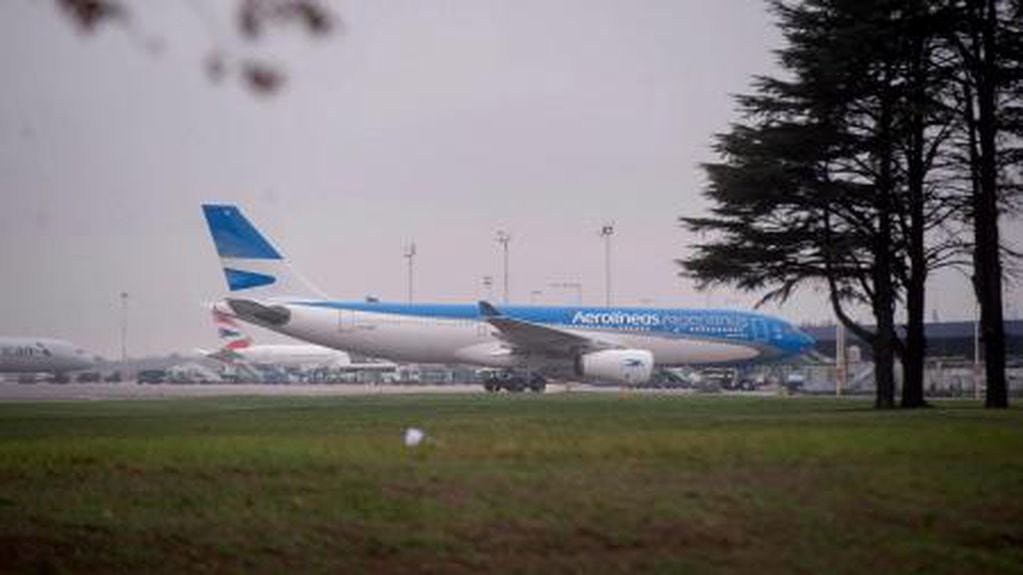 Detuvieron a una azafata de Aerolíneas Argentinas por la amenaza de bomba a un avión que partía a Miami (Télam)