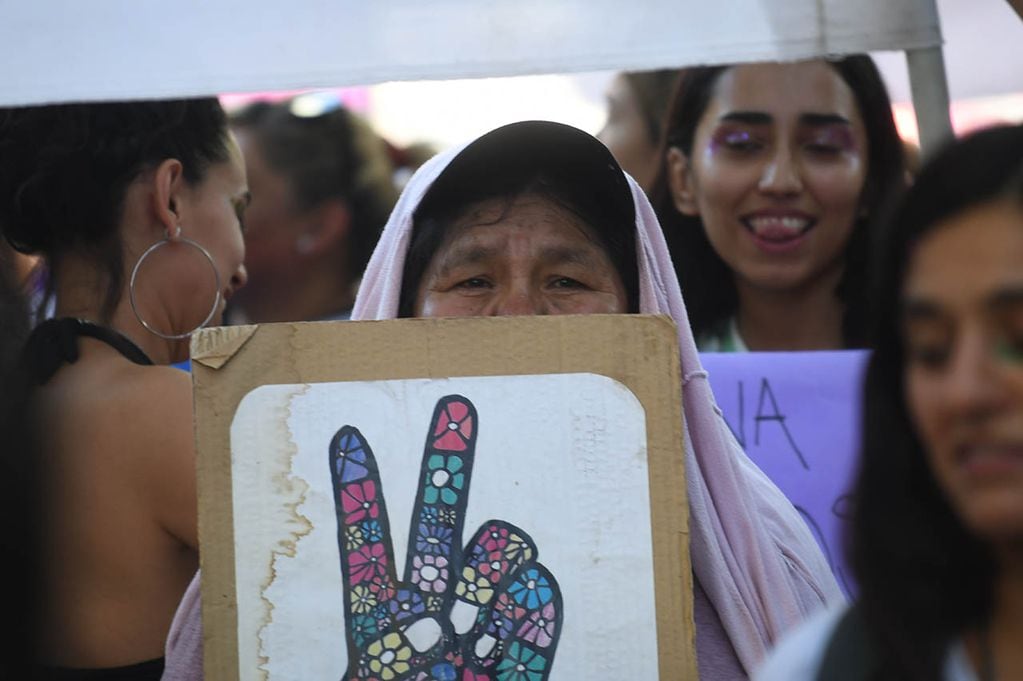 Marcha 8 M en conmemoración del día internacional de la mujer. Miles de mujeres caminaron por las calles de la Ciudad portando carteles, letreros, pancartas y banderas para hacer valer sus derechos
Foto:José Gutierrez / Los Andes 