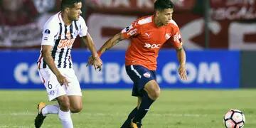 Con un polémico gol de Óscar Cardozo, Libertad ganó el primer chico, aunque el Rojo mereció más. Video.