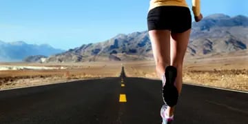 Llega la época veraniega y las actividades aeróbicas como el running son elegidas por muchos, cada vez más. Sin embargo, para quienes recién comienzan esta experiencia es necesario manejar los consejos expertos para cuidar la salud corporal, sin caer en e