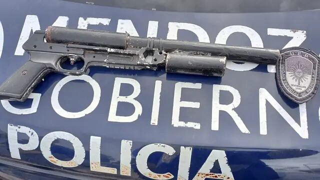 Cayeron tres adolescentes con un sofisticado subfusil “tumbero” en Guaymallén. | Foto: Ministerio de Seguridad y Justicia