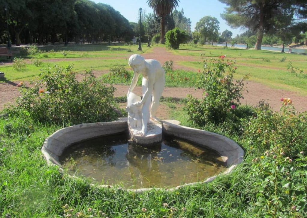 La misteriosa historia de la estatua decapitada en el Rosedal del Parque y las dudas sobre dónde está su cabeza. Foto: Archivo Los Andes