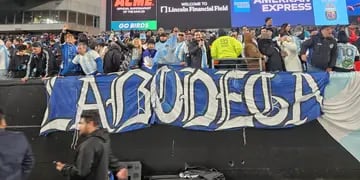 El trapo del Tomba en Argentina vs El Salvador, en el Lincoln Financial Field, Filadelfia.