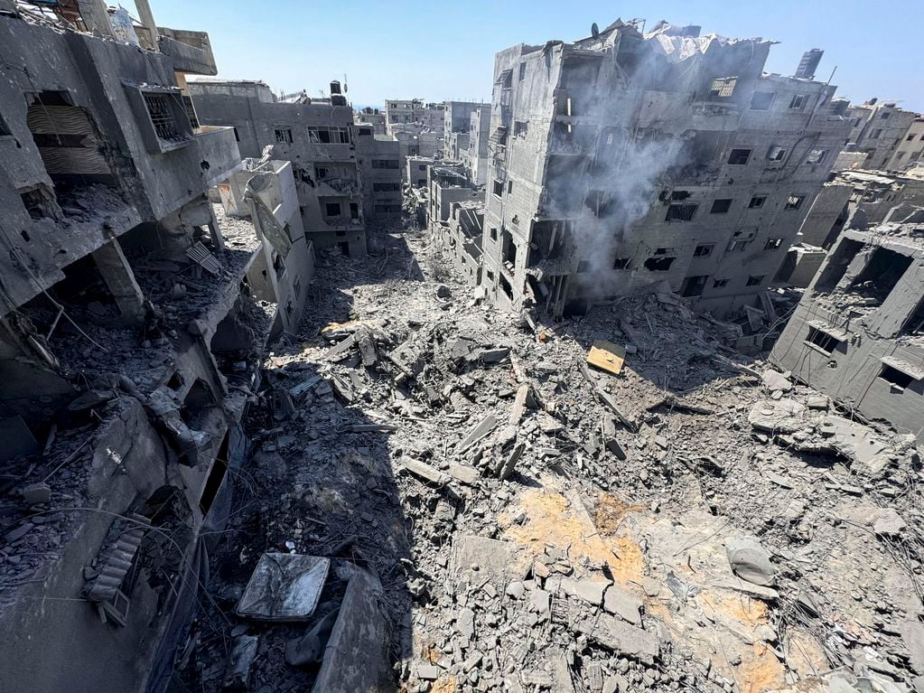 Una vista general muestra el 
lugar de los ataques israelíes 
contra casas. Foto: NA.