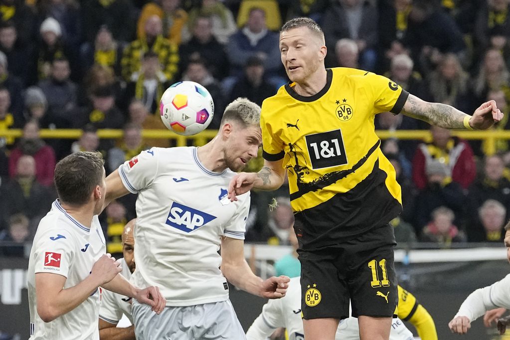 Marco Reus (derecha) del Borussia Dortmund disputa un balón con Anton Stach de Hoffenheim en el partido de la Bundesliga. (AP Foto/Martin Meissner)