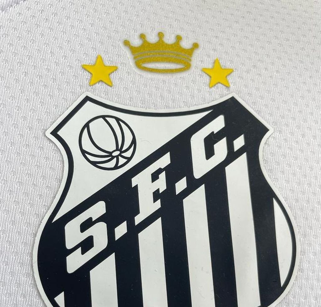 El escudo del Santos suma una corona en homenaje al "rey" Pelé. (La Voz)