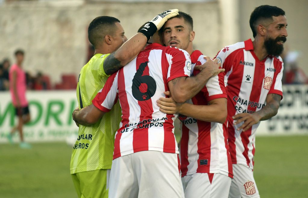 Fútbol 
El Club Atlético San Martín de Tucumán venció por 2-0 al Deportivo Maipú como visitante en la Primera Nacional
Foto: Orlando Pelichotti