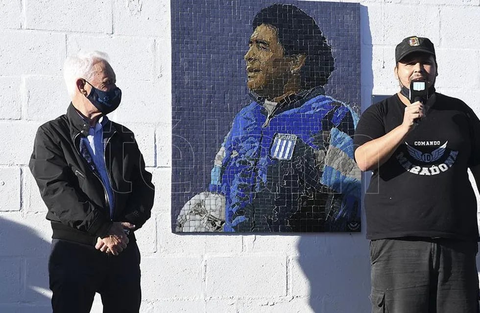 El presidente de Racing, Víctor Blanco, presente en el acto en homenaje a Diego Maradona. / Gentileza.