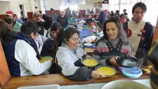 Miles de personas se alimentan en el país en comedores comunitarios. Foto: La Voz