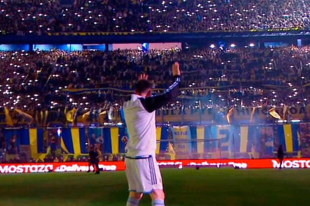 Lionel Messi saludó a los hinchas de Boca, que le dedicaron una canción muy particular en la despedida de Riquelme. (Captura de pantalla)