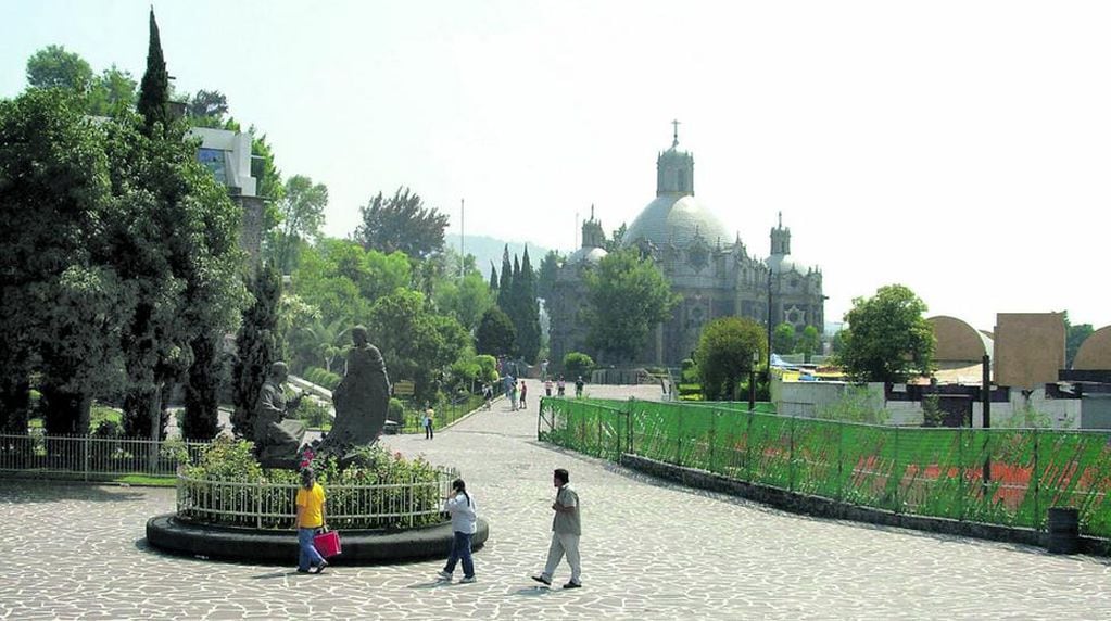 El complejo del Santuario de la Virgen de Guadalupe en el Distrito Federal, México.