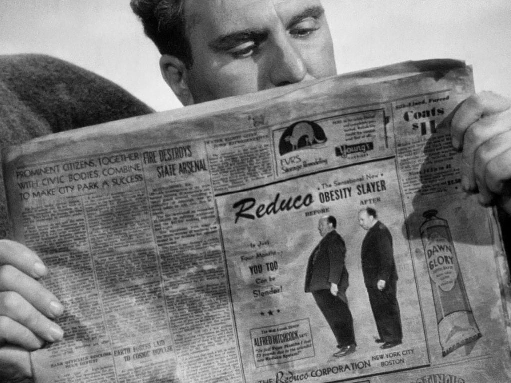 Hitchcock, en un aviso publicitario en Ocho a la deriva (1944).