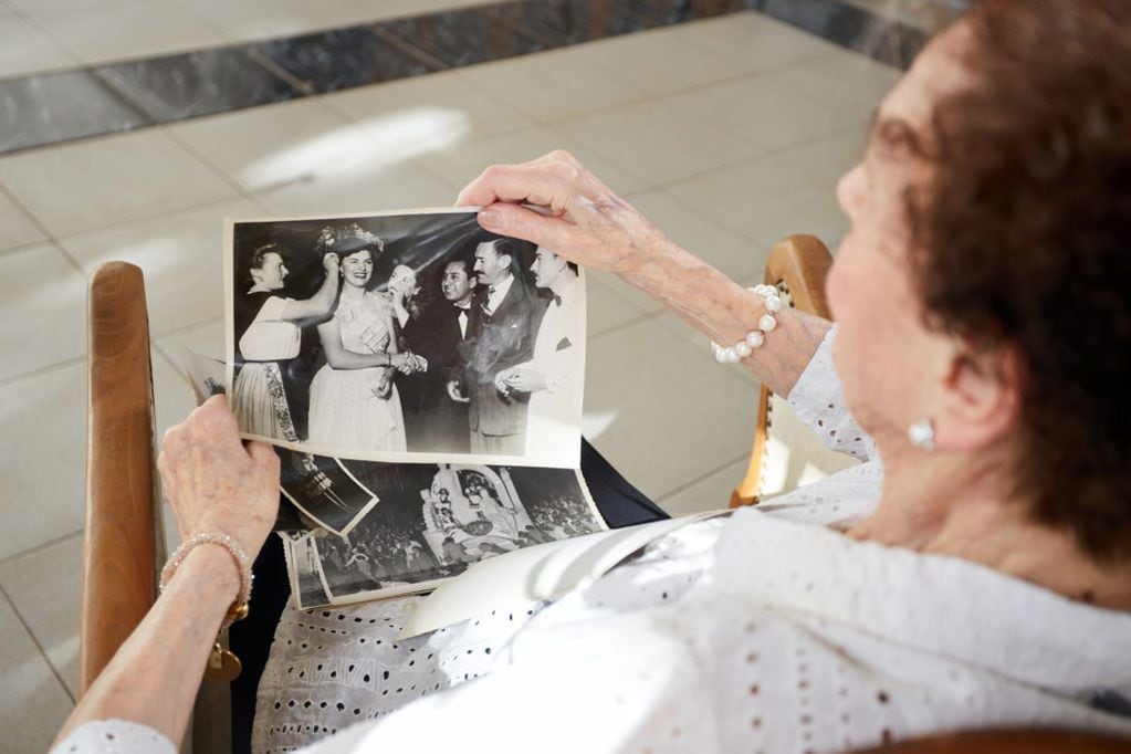 Josefina Di Pietro muestra orgullosa las fotos de su coronación como Reina Nacional de la Vendimia 1946.