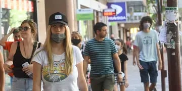 Gente sin barbijos en el centro de Mendoza
