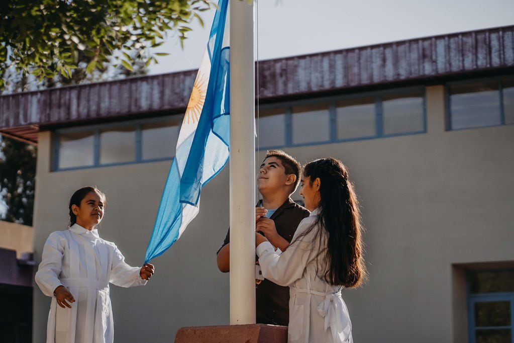 Izando la bandera en la escuela de Zonda.