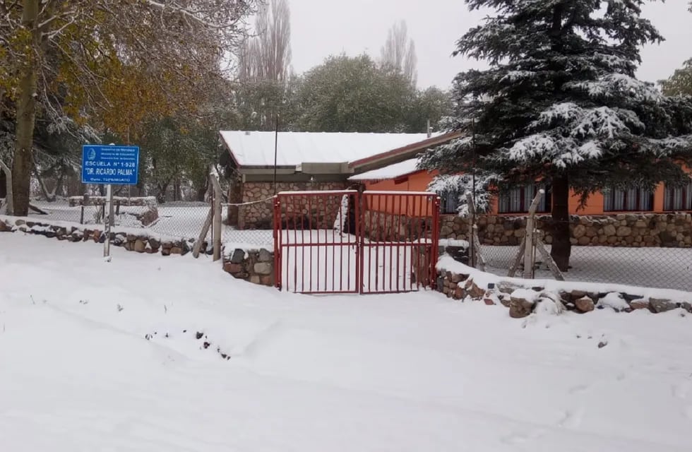 Nieve en la escuela N° 1-528 Ricardo Palma, en Tupungato  (Prensa Gobierno de Mendoza)