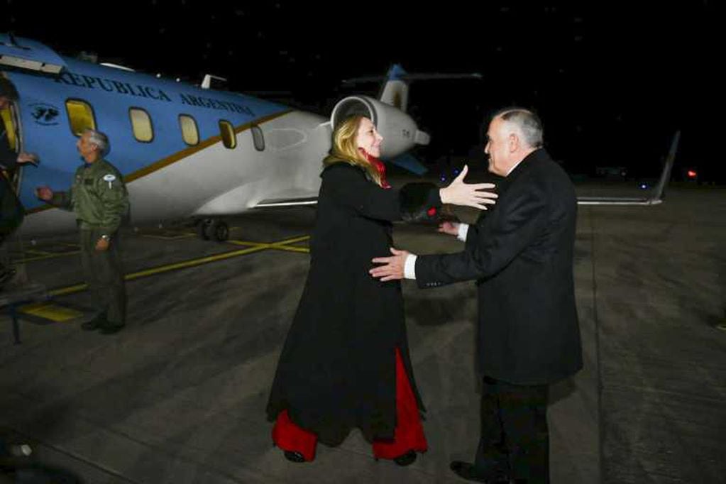 La hermana del Presidente, su mano derecha, en su llegada a Tucumán.