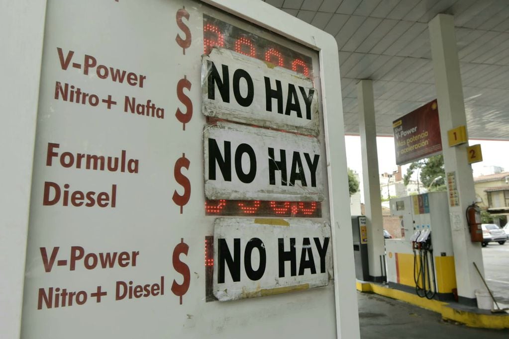 Con aumento de precios en los combustibles, siguen los carteles que avisan sobre faltantes en las estaciones de servicio (Orlando Pelichotti / Los Andes)