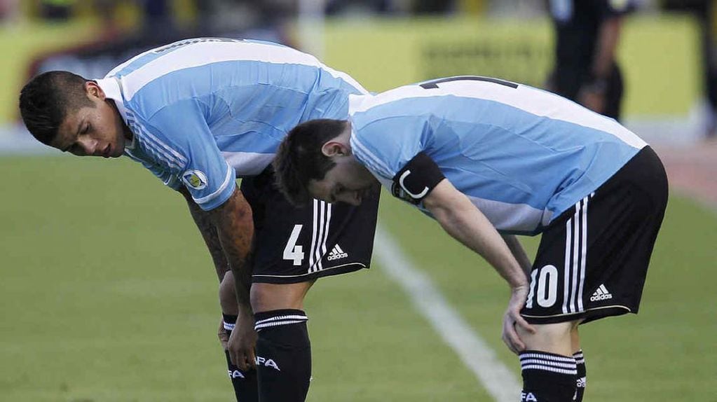 Rojo y Messi buscan aire para recuperarse durante el partido en Ecuador (Foto: AP).