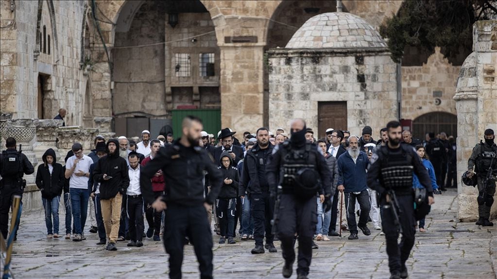 Un grupo de colonos israelíes irrumpió por segunda vez en la mezquita Al-Aqsa, en Jerusalén, custodiados por la policía que impidió el paso de miles de musulmanes a la hora del rezo en plena celebración de Pascua.