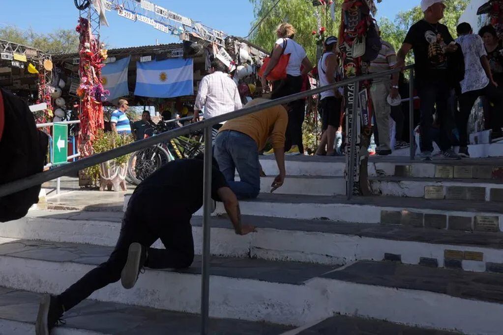 Ciento de promesantes subieron las escaleras del Santuario de rodillas cumpliendo promesas.