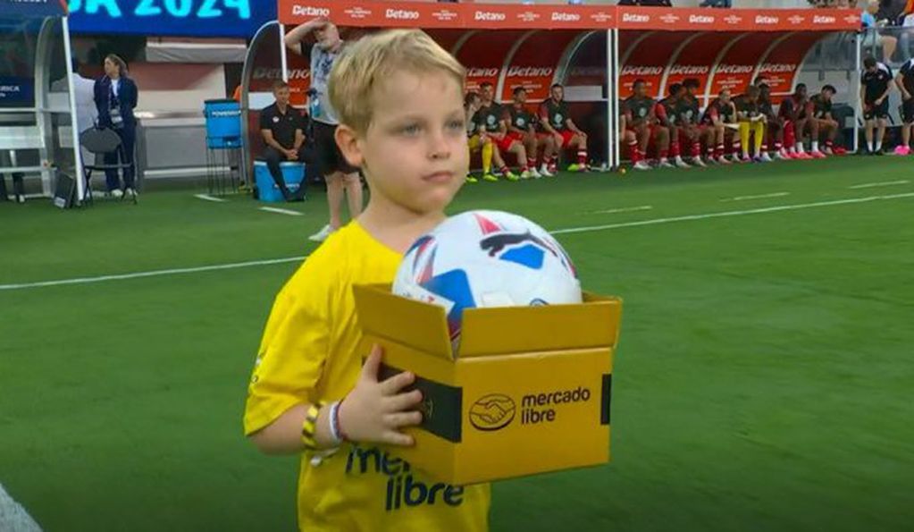 El hijo del conductor de Telefe sorprendió a todos al aparecer en el campo de juego con la pelota del partido. (Captura)