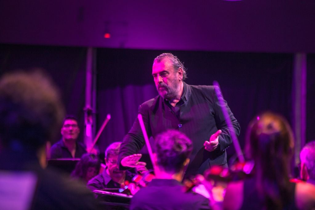 El Maestro Luis Gorelik, al frente de la Filarmónica de Mendoza.
