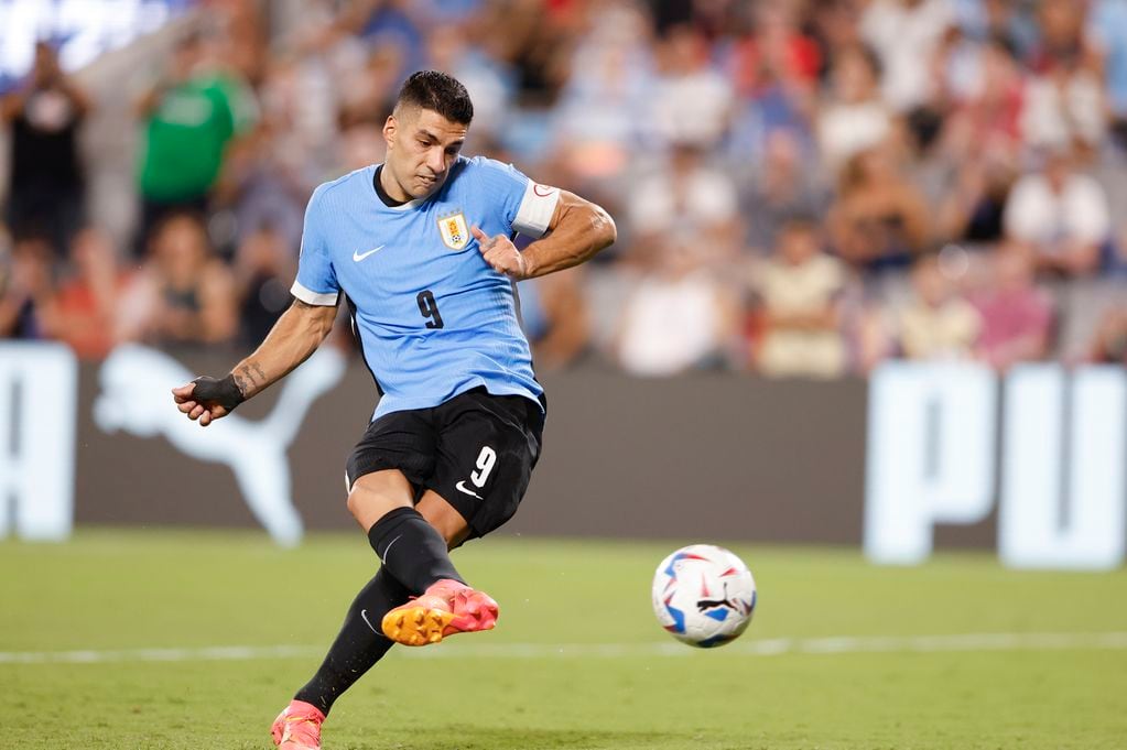 Luis Suárez, de la selección de Uruguay, convierte un penal ante Canadá -  (AP Foto/Nell Redmond)