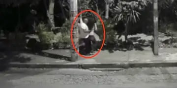 Un hombre atacó a una mujer en un parque en México y todo lo captó una cámara de seguridad