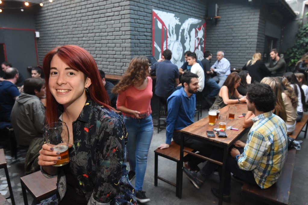 
En crecimiento. Cada noche, los bares cerveceros de la Ciudad se llenan de grupos de amigos.  | Gustavo Rogé / Los Andes
   