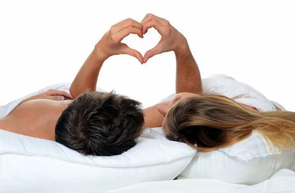 Dormir desnudo despierta la “hormona del amor”