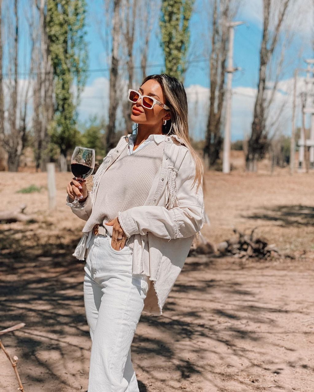 Agustina Gandolfo tomando vino en Mendoza