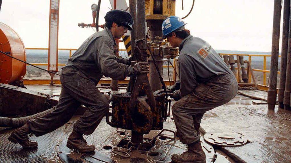 Trabajadores “ricos”. El sector petrolero es uno de los que paga los sueldos más altos del país (DyN/Archivo).