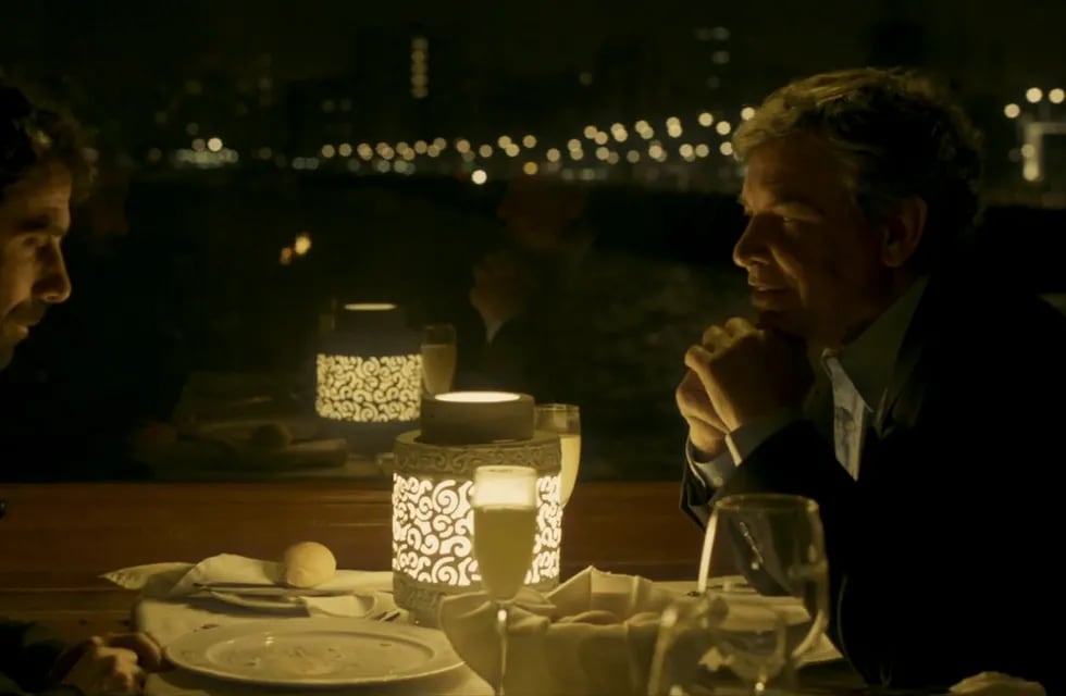 El director Manuel Ferrari ("Cómo estar muerto") sorprende con una comedia sobre un arquitecto argentino perdido en Chile.
