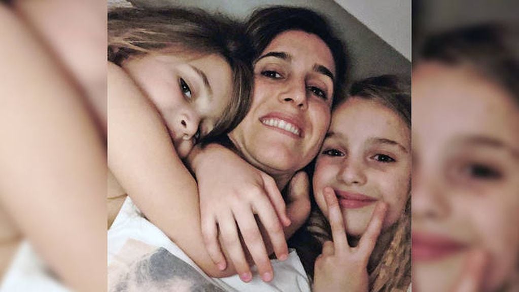 Soledad Pastorutti junto a sus hijas Antonia y Regina - 