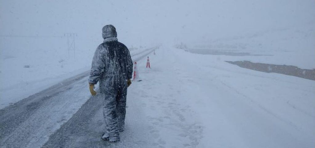 Cayó gran cantidad de nieve en Las Leñas e intensifican los trabajos para despejar el camino. / Foto: Prensa Gobierno de Mendoza