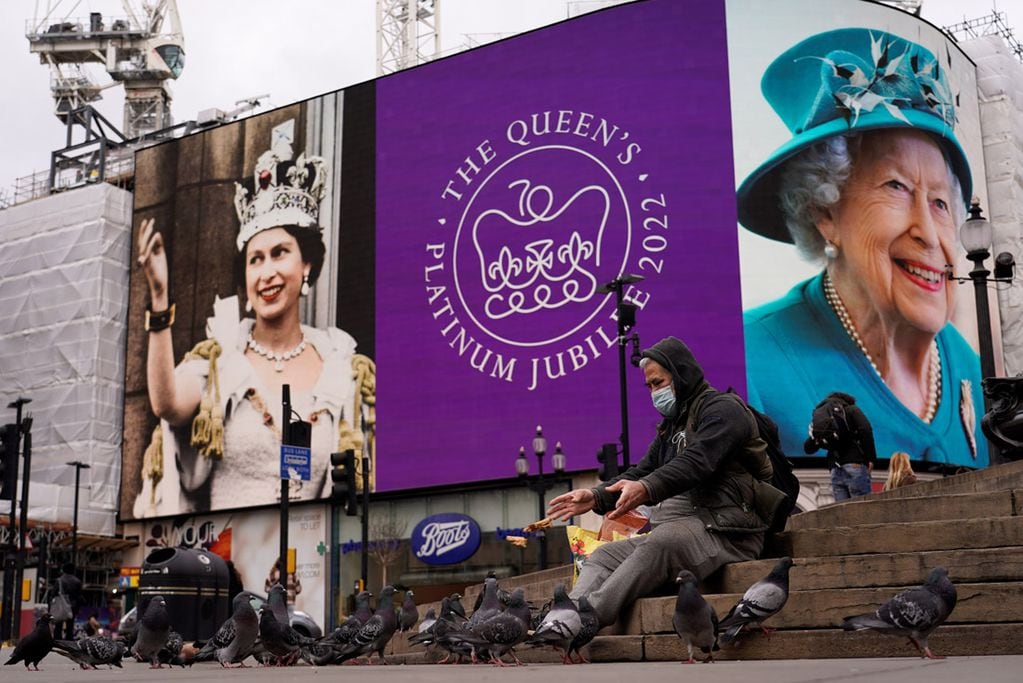 Una pantalla en Piccadilly Circus celebra el 70 aniversario del ascenso al trono de la reina Isabel de Gran Bretaña, en Londres, el domingo 6 de febrero de 2022. (AP /Alberto Pezzali)