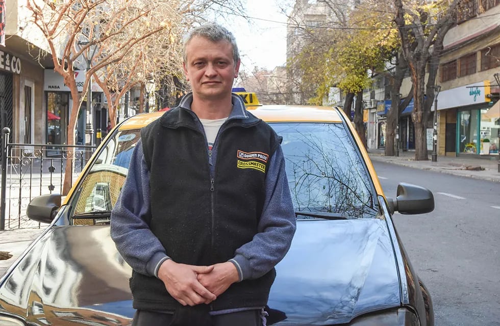 Daniel Polittino, taxista, un mendocino que conoce las calles de la provincia. Foto: Mariana Villa / Los Andes