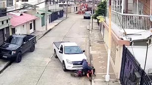 Un motochorro intentó asaltar a una mujer, pero un conductor lo vio y lo atropelló tres veces