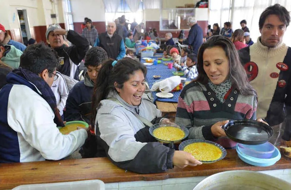 Miles de personas se alimentan en el país en comedores comunitarios. Foto: La Voz