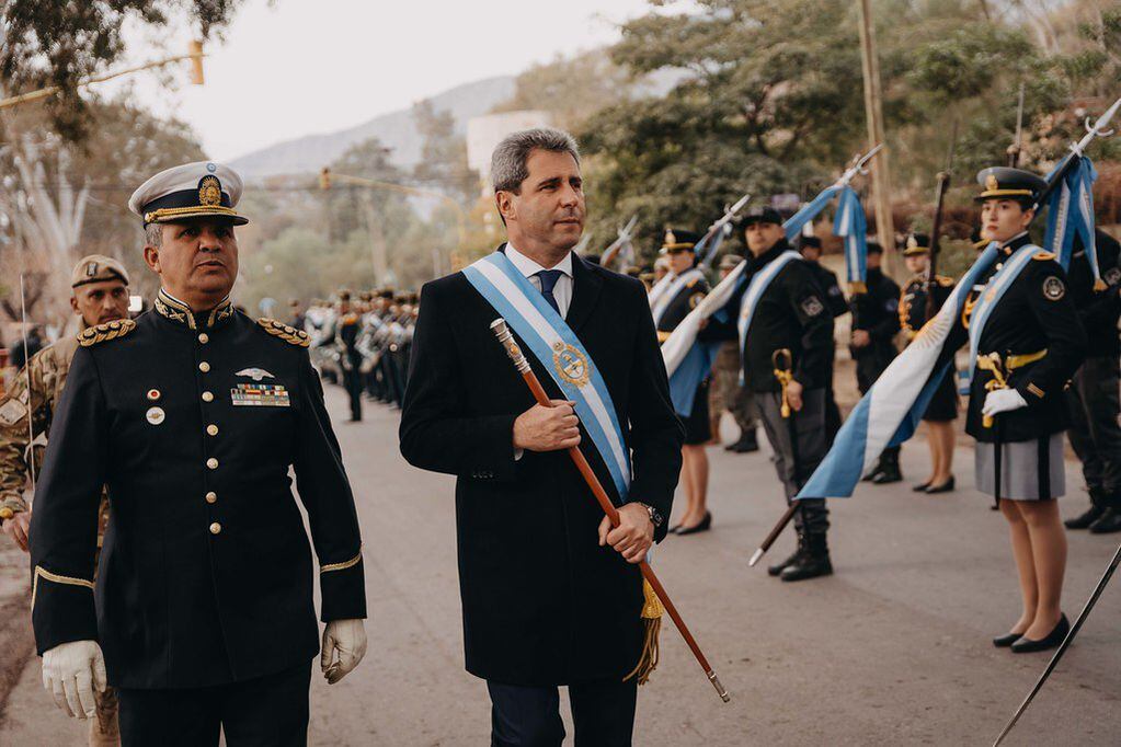 El gobernador Uñac en el desfile por el 9 de julio en Zonda.