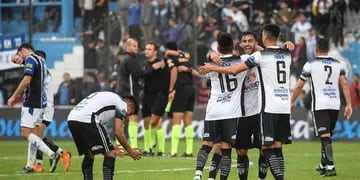 Con goles de Nahuel Luján y Javier Rossi, los santiagueños se enfrentarán con Sarmiento por un lugar en Primera División.