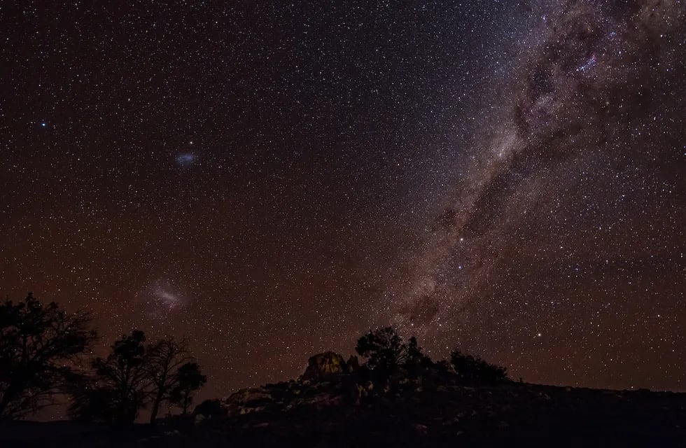 Las Nubes de Magallanes (izquierda de la foto) pueden apreciarse en el cielo nocturno del Hemisferio Sur. Estas dos galaxias están acercándose en su primer viaje hacia la Vía Láctea (derecha de la foto).