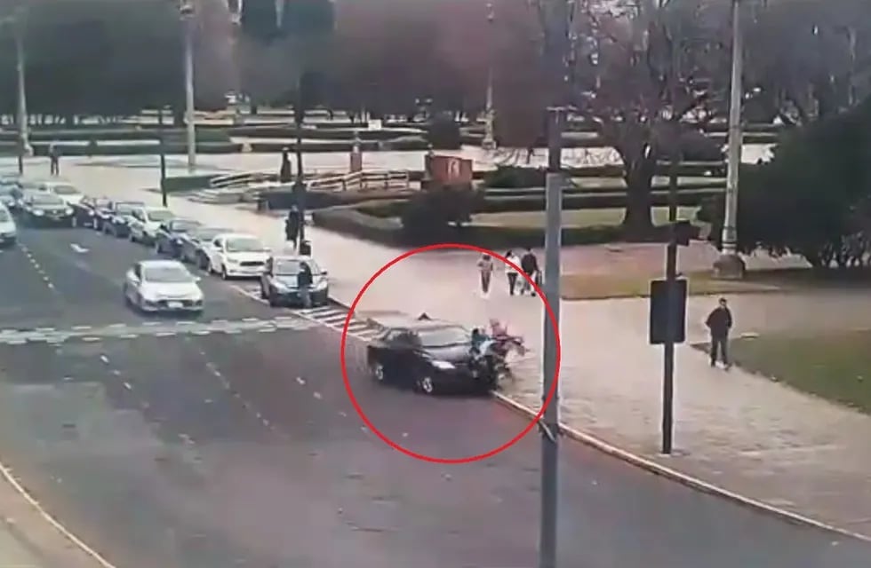 El hombre impactó contra las dos mujeres que trabajaban en la calle - Captura de video