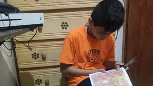 Un hombre que no tenía dinero se las ingenió para que su hijo llenara el álbum de figuritas del Mundial