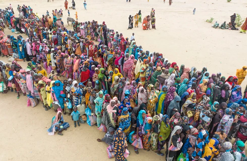 Cientos de personas refugiadas de Sudán en el campamento de Koufroun, región de Ouaddai, en Chad. La mayoría huyeron de la violencia y la inseguridad en el pueblo de Tindelti. Créditos ACNUR - Colin Delfosse.