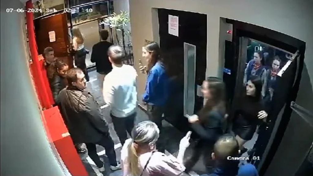Los vecinos quedaron sorprendidos al ver la cantidad de personas que salieron del ascensor. Foto: captura.